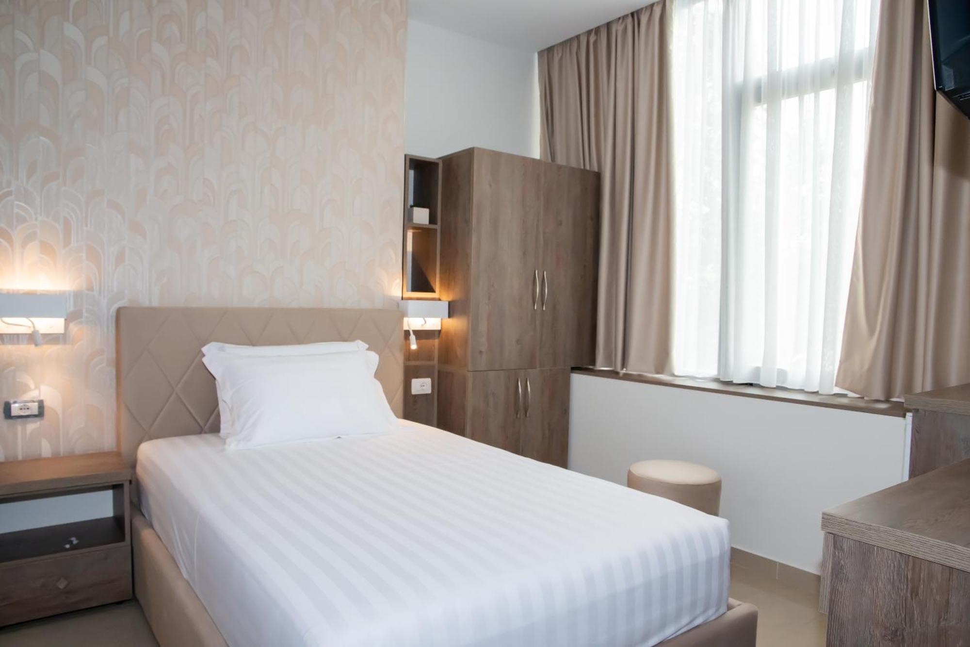 Alv Rent Rooms Vlorë Buitenkant foto