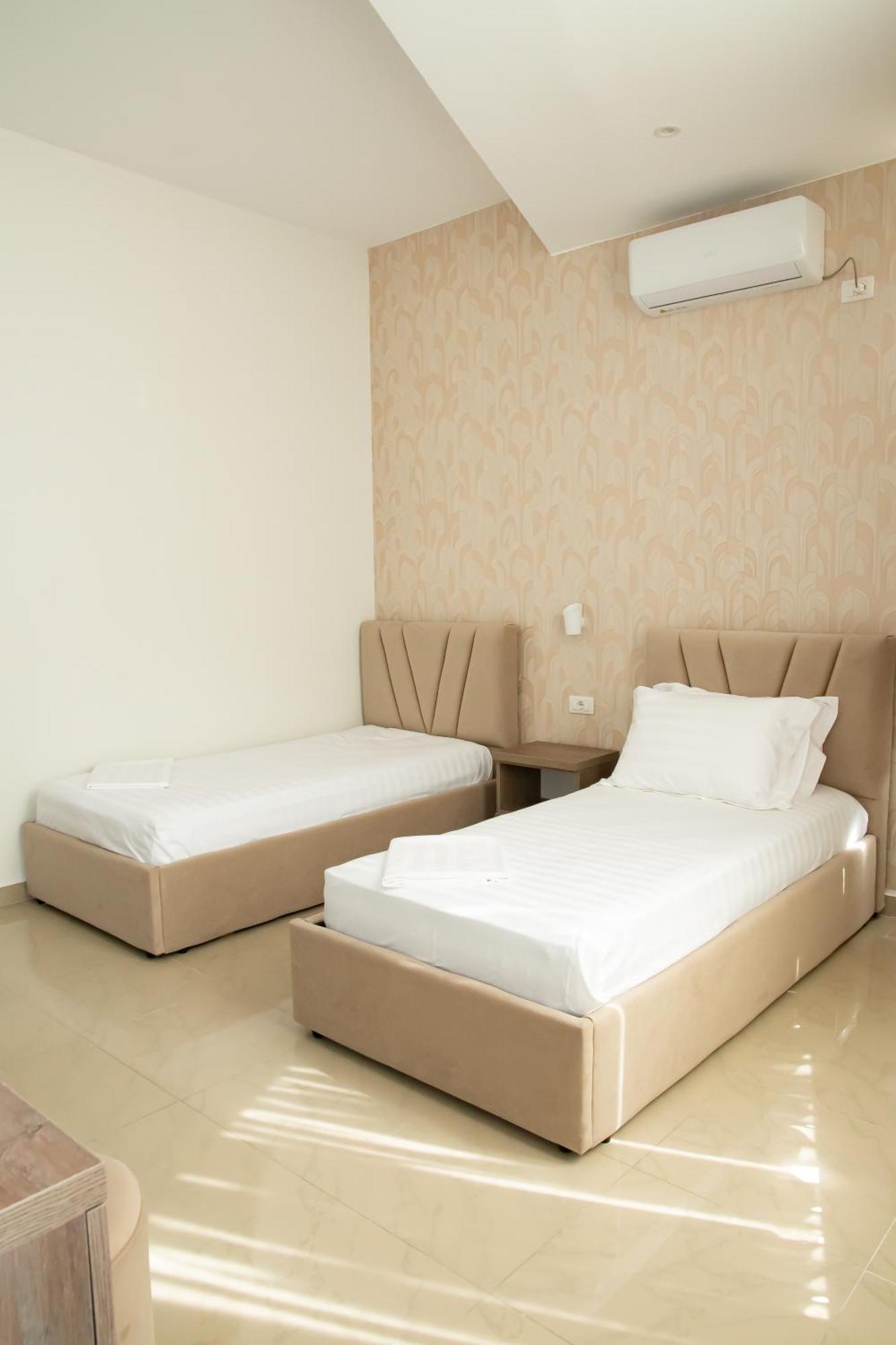 Alv Rent Rooms Vlorë Buitenkant foto