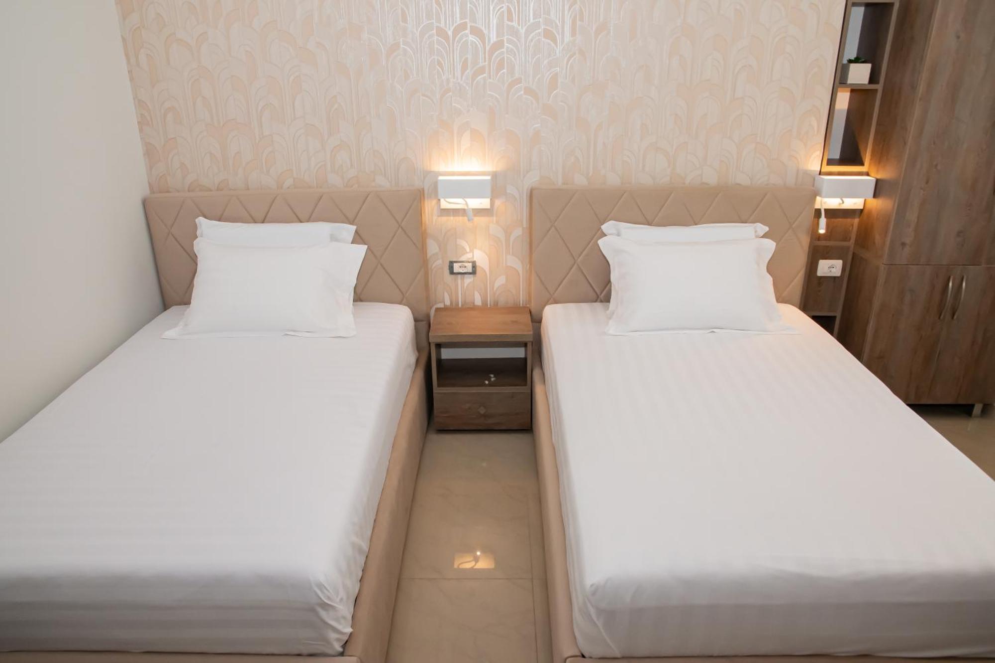Alv Rent Rooms Vlorë Buitenkant foto