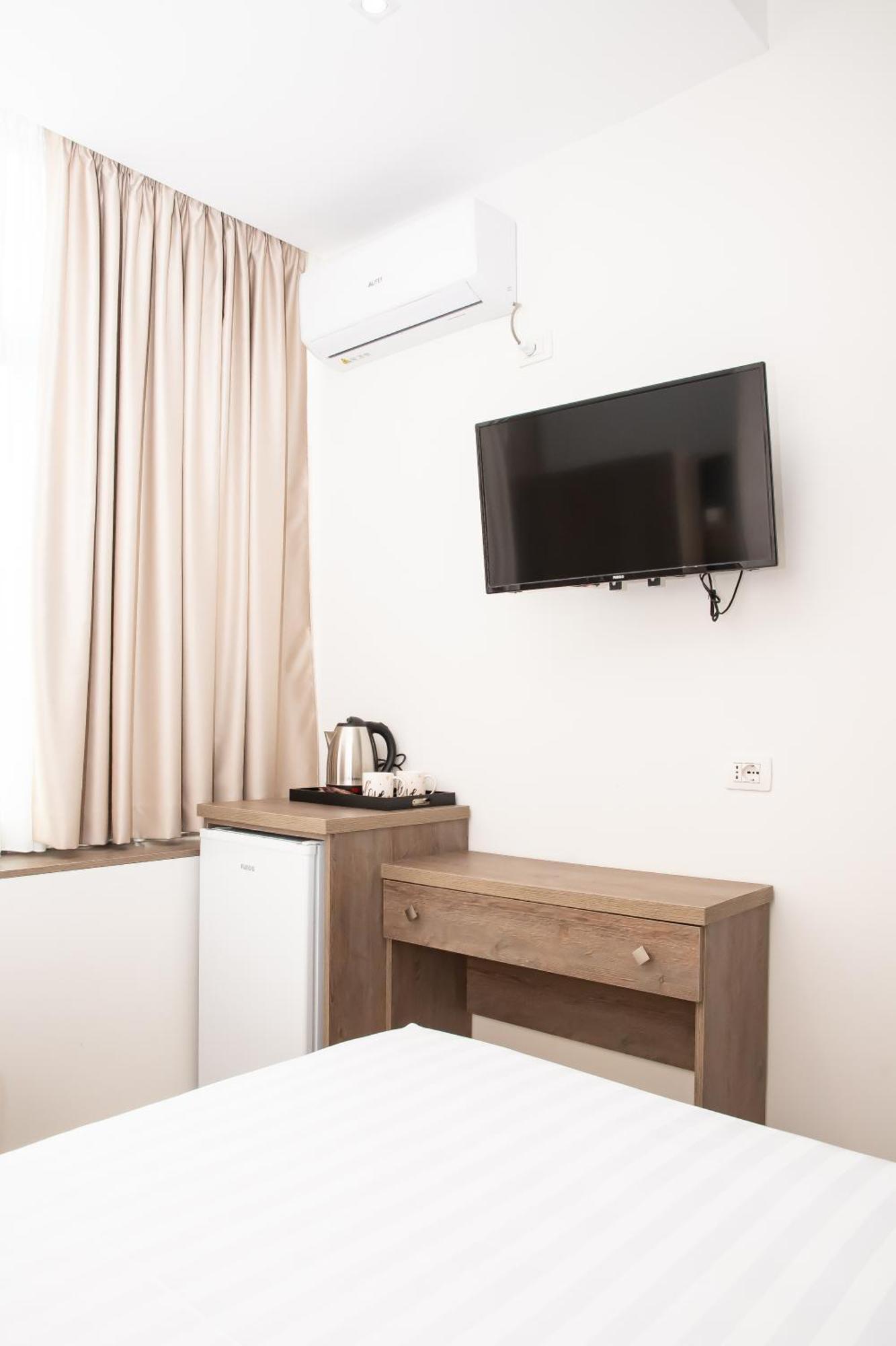 Alv Rent Rooms Vlorë Buitenkant foto